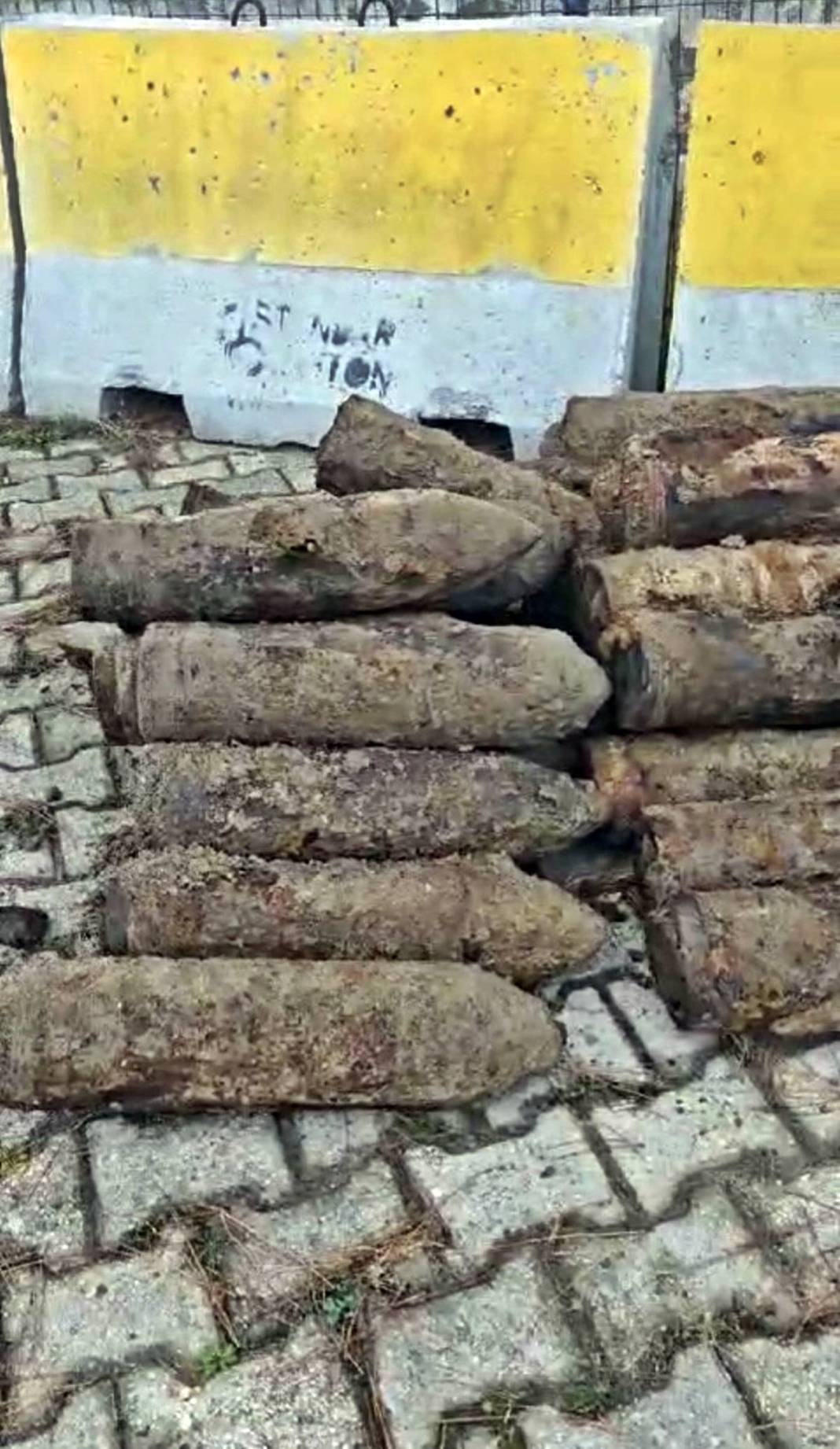 Yıllar önce gömülmüş top mermileri kazı sırasında bulundu! Paniğe neden oldu, sokağa giriş-çıkışlar kapatıldı 6